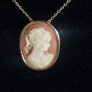 Vintage Elegant Cameo Pendant Necklace